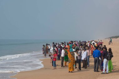 Chandrabhaga plajında turistler, Konarak, Orissa, Hindistan, Asya 