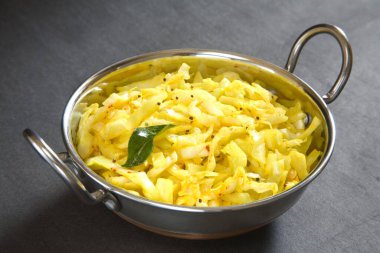 Gri arka planda haşlanmış lahana kızartma 