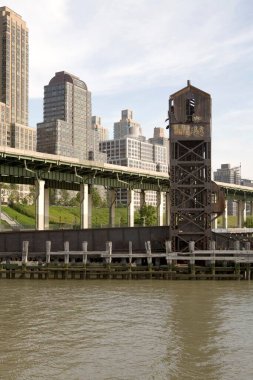 Hudson Nehri 'nde eski bir yapı. Arka planında Manhattan' ın modern binaları var. New York, Amerika Birleşik Devletleri. 