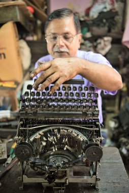 Eski el yazısını, atölyeyi, Mumbai 'yi, Maharashtra' yı, Hindistan 'ı, Asya' yı tamir eden teknisyen. 