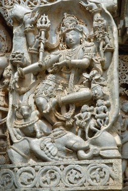 Lord Shiva 'nın heykeli, Shiva Tapınağı, Halebidu, Hassan bölgesi, Karnataka, Hindistan' da filin karnında dans ediyor. 