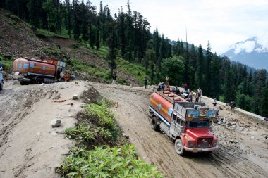 Çamurlu yolda kamyonlar, Manali, Himachal Pradesh, Hindistan 