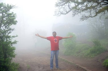 Sisli bir sabah, Sinhagad Kalesi, Pune, Maharashtra, Hindistan, Asya 