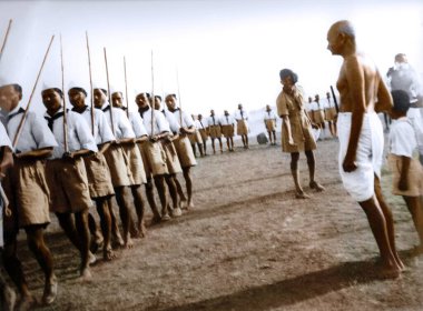 Mahatma Gandhi gönüllüler mitingini izliyor, Segaon, Madhya Pradesh, Hindistan, Asya, 22 Aralık 1938 