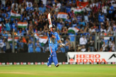 Hintli vurucu Gautam Gambhir, 2 Nisan 2011 'de Mumbai' deki Wankhede Stadyumu 'nda Hindistan ile Sri Lanka arasında oynanan ICC Dünya Kupası finalinde 50 koşu yaptıktan sonra sopasını kaldırdı.