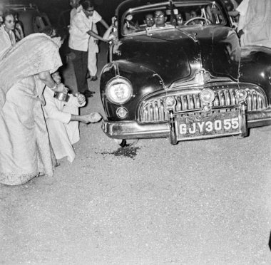 Eski model 1900 'lerin siyah-beyaz fotoğrafı uğurlu hindistan cevizi kırma hoş geldin tabelası yeni Buick arabası GJY 3055 Hindistan 