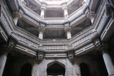 Wav baoli 'deki karmaşık taş oymacılığı Kraliçe Rudabai 1498' i Adalaj 19 km Ahmedabad; Gujarat; Hindistan