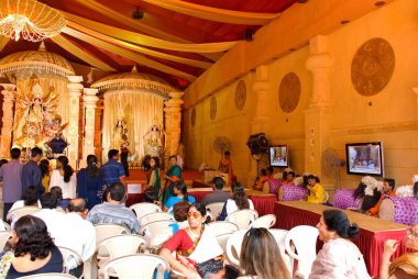 Televizyon Durga Puja Pandal, Bombay Mumbai, Maharashtra, Hindistan 'da kullanımda. 