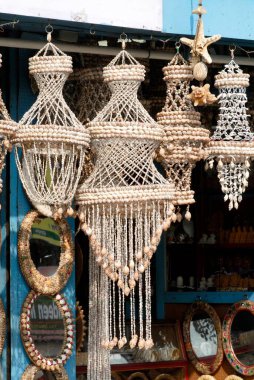 Avizeler Kanyakumari, Tamil Nadu ve Hindistan 'daki Sannathi yolunun girişinde asılı.