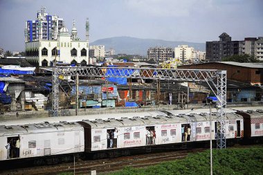 Trende gecekondu ve mescit; Dharavi; Mahim; Bombay Mumbai; Maharashtra; Hindistan 10-Eylül-2009