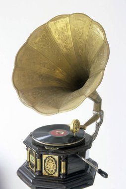 Beyaz arka planda eski antika gramofon 