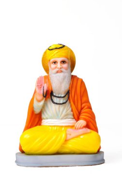 Tanrı 'nın kil heykeli Guru Nanak. 