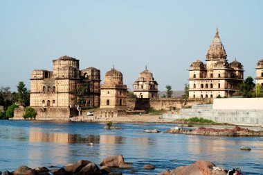 Betwa Nehri kıyısında, Orchha, Tikamgarh, Madhya Pradesh, Hindistan 