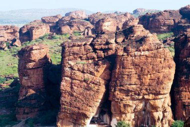 Badami, Karnataka, Hindistan 'daki pas kırmızısı kumtaşı kayalıkları. 