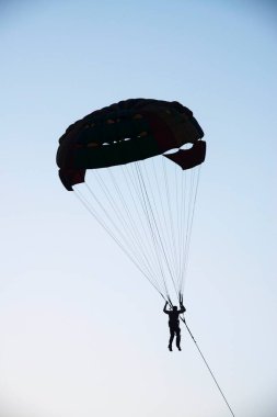 paraglider silueti Murud plaj dapoli ratnagiri maharashtra Hindistan Asya