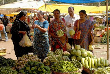 Pazardan sebze alan kadınlar, Devlali, Maharashtra, Hindistan 