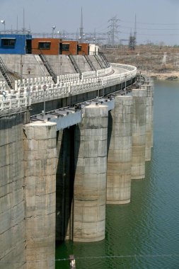 Hindistan 'ın Madhya Pradesh bölgesindeki Khandwa köyünden 10 km uzaklıktaki Indira Sagar Projesi kapsamında Narmada Nehri üzerinde dimdik duran Indira Sagar Barajı sütunları 
