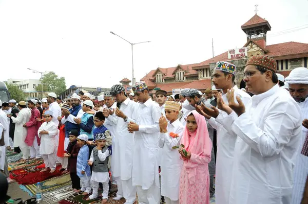 İnsanlar bayram, bandra, mumbai, maharashtra, Hindistan ve Asya 'yı kutluyor.