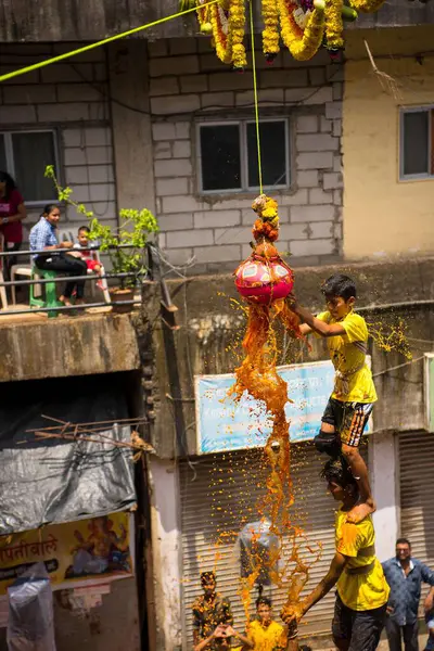 Erkekler piramidi yıkıyor Dahi Handi, Janmashtami festivali, Mumbai, Maharashtra, Hindistan, Asya 