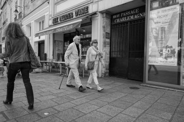 Aziz Antoine sokağında yürüyen yaşlı adam ve kadın, Paris, Fransa, Avrupa