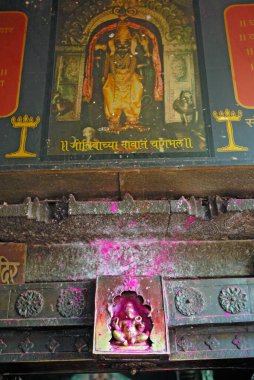 Jotiba tapınağının girişindeki Ganesh putu, Kolhapur, Maharashtra, Hindistan