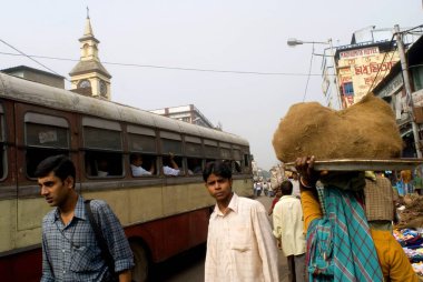 Kolkata Caddesi 'ndeki yerel otobüs, Batı Bengal, Hindistan 