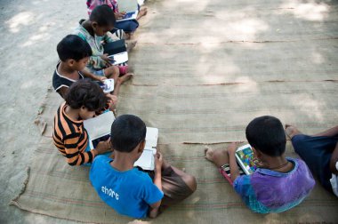 Tablet, varanasi, uttar pradesh, Hindistan, Asya 'da okuyan çocuklar 