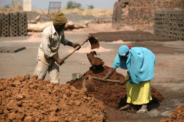 Bhopal 'de tuğla fabrikasında çalışan çift; Madhya Pradesh; Hindistan