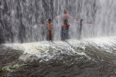 Mumbai, Maharashtra, Hindistan 'daki Powai gölünün altında duran çocuklar. 