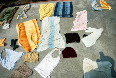 Bir evin çatısında kurutulan giysiler; Dehradun; Uttaranchal; Hindistan