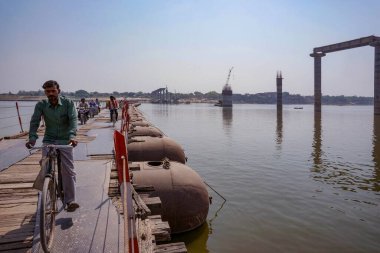 Bisikletler yüzen köprüde, varanasi, uttar pradesh, Hindistan, Asya 