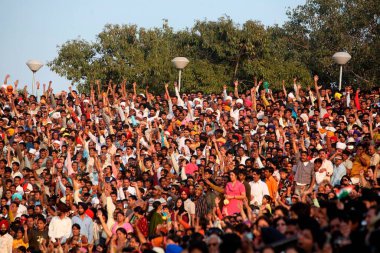 Wagah sınırı, Amritsar, Punjab, Hindistan 'da nöbetçi değişimi sırasında kalabalık toplandı. 