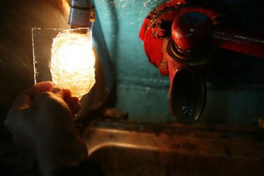 Sangli 'deki şeker fabrikasında şeker kristalleri test ediliyor; Maharashtra; Hindistan