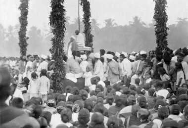 Mahatma Gandhi 28 Şubat 1934 'te Güney Hindistan' da halka açık bir toplantıda. 