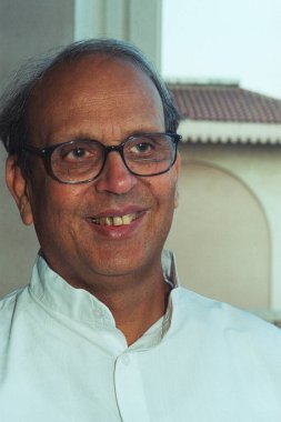 Başkan Yardımcısı Singh Vishwanath Pratap Singh Hindistan Cumhuriyeti eski başbakanı.  