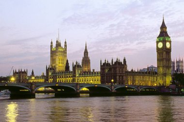Alacakaranlıkta Güney Şeria 'dan Parlamento Evleri; Londra; Birleşik Krallık İngiltere
