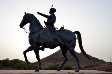 Jaswant Thada tepesindeki Rao Jodha 'nın metal heykeli Jodhpur Rajasthan Hindistan Asya