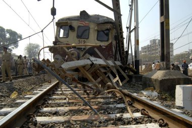 Merkezi hat Bombay Mumbai, Maharashtra, Hindistan 'daki Kurla ve Vidyavihar istasyonları arasında CST Titwala' nın beş koçu raydan çıktı.  