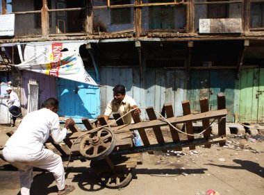 29 Eylül 2008 'de Hindistan' ın Maharashtra kentindeki Malegaon tekstil kasabasında meydana gelen patlamada meydana gelen kayıpları izleyen insanlar  