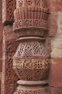 Kutub Minar kompleksinin temel detayları 1311 yılında kızıl kumtaşı kulesi, Hint-Müslüman sanatı, Delhi sultanlığı, Delhi, Hindistan UNESCO Dünya Mirası 'nı inşa etti.