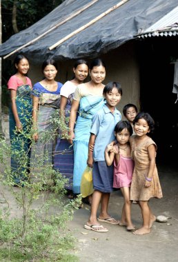 Çocuklarla birlikte duran kadınlar, Bongaigaon, Assam, Hindistan 