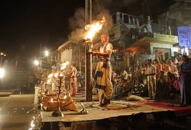 Ganga Aarti Banaras Varanasi, Uttar Pradesh, Hindistan 'da Ganga Nehri üzerinde 