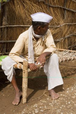 Evinin önünde oturan adam, Marathwada, Maharashtra, Hindistan 