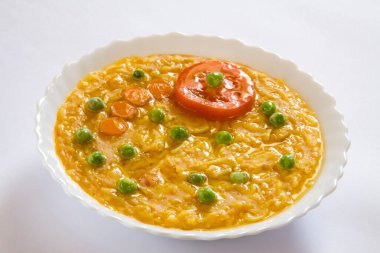 Hint mutfağı khichdi basmati pilav arhar toor dal sarı mercimek havuç yeşil bezelye ve domates tabakta servis edilir, Hindistan