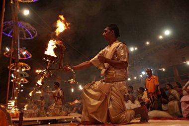 Rahip Ganga Aarti 'yi Dashashwamedh Varanasi Uttar Pradesh Hindistan' da sergiledi. 