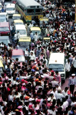 Kalabalık cadde ve trafik Lalbaug, Bombay Mumbai, Maharashtra, Hindistan  