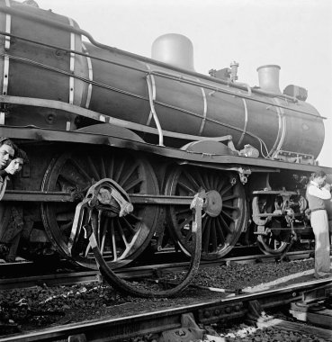 Mumbai treni Mahatma Gandhi 'nin gittiği Pune, 1945' te bir kaza geçirdi. 