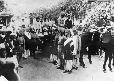 Kasturba Gandhi ve Mahatma Gandhi 1915 yılında Güney Afrika 'dan döndüklerinde, anlaşıldı, Hindistan.  