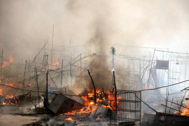 Versova 'daki Mhada kolonisinde yangın çıktı, Andheri; Bombay şimdi Mumbai; Maharashtra; Hindistan