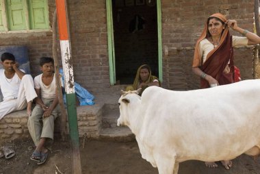 İnsanlar evin dışında oturuyor, Marathwada, Maharashtra, Hindistan 